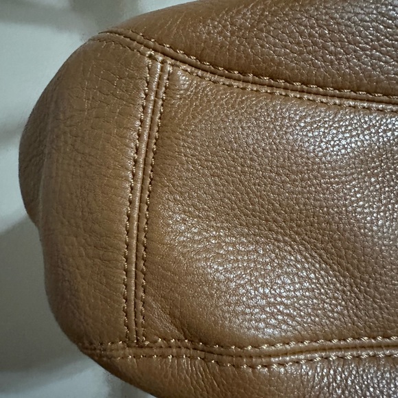 Michael Kors tan shoulder bag and matching wristlet - Picture 5 of 13